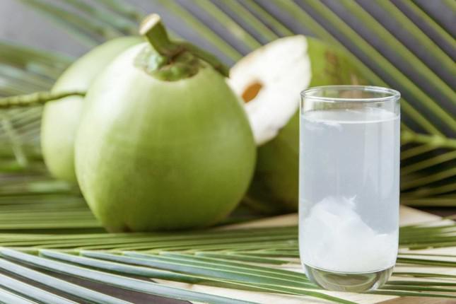 Nước dừa tốt cho sức khỏe và quá trình giảm cân.